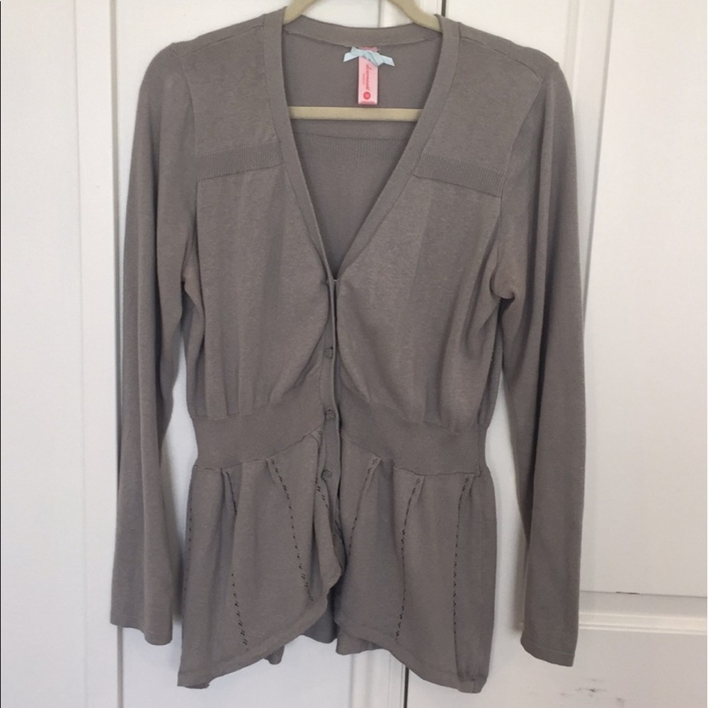 Like New adorable gray button up knit sweater M
